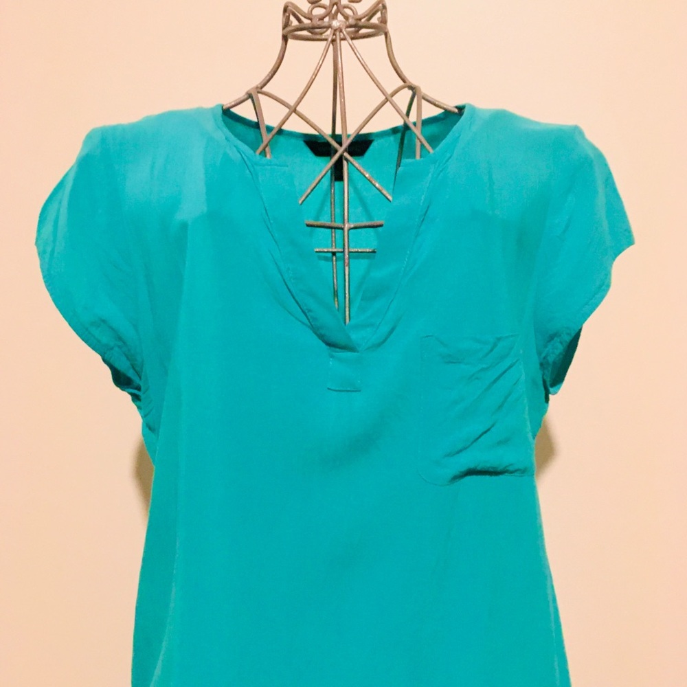 🛍 Banana Republic Cap Sleeve Blouse 🛍